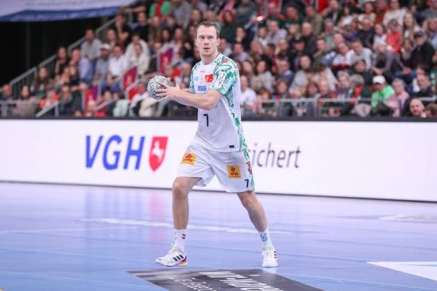 26.10.2025, xgox, Handball - Daikin HBL, TSV Hannover-Burgdorf - SC Magdeburg emspor, v.l. Felix Claar (Magdeburg, 7) am Ball, plays the ball Hannover