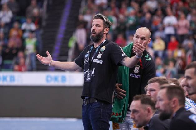 26.10.2025, xgox, Handball - Daikin HBL, TSV Hannover-Burgdorf - SC Magdeburg emspor, v.l. Bennet Wiegert (Magdeburg, Trainer) gibt Anweisungen, gestikuliert mit den Armen, gesticulate, gives instructions Hannover