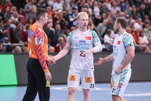 26.10.2025, xgox, Handball - Daikin HBL, TSV Hannover-Burgdorf - SC Magdeburg emspor, v.l. Sergey Hernandez Ferrer (Magdeburg, 1) diskutiert mit Magnus Saugstrup (Magdeburg, 23) und Albin Lagergren (Magdeburg, 21) Hannover