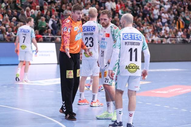 26.10.2025, xgox, Handball - Daikin HBL, TSV Hannover-Burgdorf - SC Magdeburg emspor, v.l. Sergey Hernandez Ferrer (Magdeburg, 1) diskutiert mit Daniel Pettersson (Magdeburg, 11) und Albin Lagergren (Magdeburg, 21) Hannover