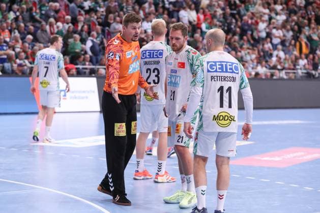 26.10.2025, xgox, Handball - Daikin HBL, TSV Hannover-Burgdorf - SC Magdeburg emspor, v.l. Sergey Hernandez Ferrer (Magdeburg, 1) diskutiert mit Daniel Pettersson (Magdeburg, 11) und Albin Lagergren (Magdeburg, 21) Hannover