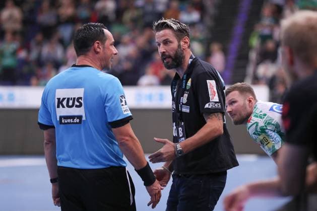 26.10.2025, xgox, Handball - Daikin HBL, TSV Hannover-Burgdorf - SC Magdeburg emspor, v.l. Bennet Wiegert (Magdeburg, Trainer) diskutiert mit Schiedsrichter, Schiri, referee Hannover
