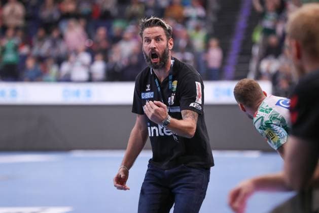 26.10.2025, xgox, Handball - Daikin HBL, TSV Hannover-Burgdorf - SC Magdeburg emspor, v.l. Bennet Wiegert (Magdeburg, Trainer) Reklamiert, beschwert sich, schimpft Hannover