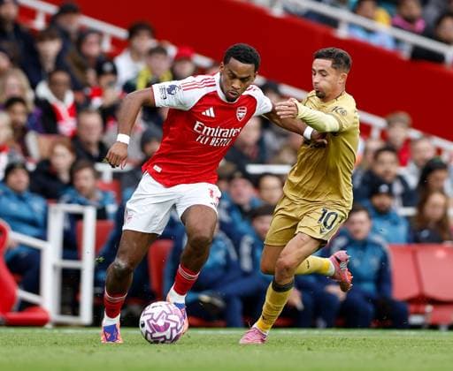 Jurrien Timber of Arsenal gets away from Yeremi Pino of Crystal Palace Arsenal v Crystal Palace, Football, Premier League, Emirates Stadium, Islington, London, UK - 26 10 2025 EDITORIAL USE ONLY No use with unauthorised audio, video, data, fixture lists (outside the EU), club league logos or live services. Online in-match use limited to 45 images (+15 in extra time). No use to emulate moving images. No use in betting, games or Copyright: xMattxImpey Shutterstockx 15615303bu