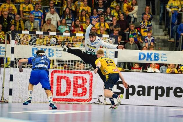 26.10.2025, xdaymx, Handball Daikin HBL, Rhein Neckar Loewen - TVB Stuttgart v.l. 7 Meter vl. Kasper Lien (TVG), Daniel Rebmann (TVG) & Haukur Thrastarson (RNL) Mannheim