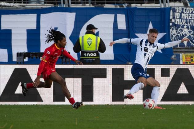GER, Fussball, RLN, VfB Oldenburg vs Bremer SV 26.10.2025, Marschwegstadion, Oldenburg, GER, RLN, VfB Oldenburg vs Bremer SV, DFL regulations prohibit any use of photographs as image sequences and or quasi-video, im Bild Emal PEPSHI ( VfB Oldenburg 34 ) Ken TCHOUANGUE ( Bremer SV 16 )