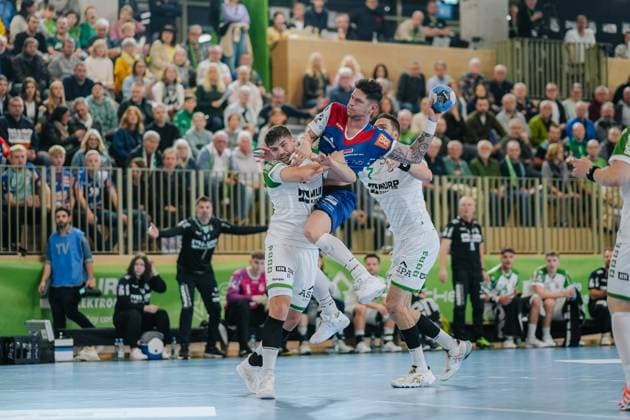 Csaba Leimeter (HBW Balingen-Weilstetten, 55) setzt sich gegen Nick Froehlich (HC Oppenweiler-Backnang, 10) und Dominik Weiss (HC Oppenweiler-Backnang, 07) durch und kommt zum Wurf, HC Oppenweiler-Backnang vs. HBW Balingen-Weilstetten, Handball, 2. Bundesliga, 9. Spieltag, Saison 2025 2026, 26.10.2025, HC Oppenweiler-Backnang vs. HBW Balingen-Weilstetten, Handball, 2. Bundesliga, 9. Spieltag, Saison 2025 2026, 26.10.2025 Backnang Copyright: xEibner-Pressefoto LarsxNeumannx EP_LNN