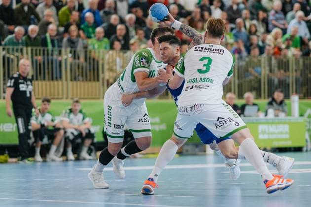 Kein Durchkommen für Csaba Leimeter (HBW Balingen-Weilstetten, 55) gegen Nick Froehlich (HC Oppenweiler-Backnang, 10) und Tjoervi Tyr Gislason (HC Oppenweiler-Backnang, 03),q HC Oppenweiler-Backnang vs. HBW Balingen-Weilstetten, Handball, 2. Bundesliga, 9. Spieltag, Saison 2025 2026, 26.10.2025, HC Oppenweiler-Backnang vs. HBW Balingen-Weilstetten, Handball, 2. Bundesliga, 9. Spieltag, Saison 2025 2026, 26.10.2025 Backnang Copyright: xEibner-Pressefoto LarsxNeumannx EP_LNN