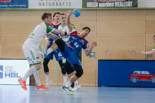 Tjoervi Tyr Gislason (HC Oppenweiler-Backnang, 03) foult Yonatan Dayan (HBW Balingen-Weilstetten, 34), HC Oppenweiler-Backnang vs. HBW Balingen-Weilstetten, Handball, 2. Bundesliga, 9. Spieltag, Saison 2025 2026, 26.10.2025, HC Oppenweiler-Backnang vs. HBW Balingen-Weilstetten, Handball, 2. Bundesliga, 9. Spieltag, Saison 2025 2026, 26.10.2025 Backnang Copyright: xEibner-Pressefoto LarsxNeumannx EP_LNN
