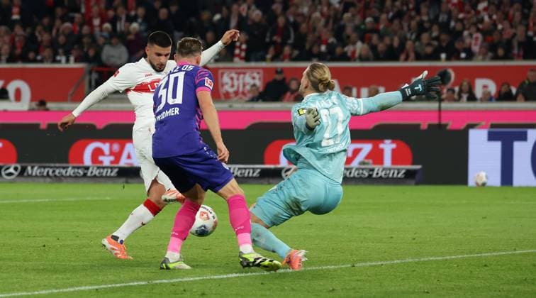 Stuttgart, Bundesliga Fußball VfB Stuttgart vs. 1. FSV Mainz 05, v.l. Deniz Undav (VfB), Silvan Dominic Widmer (Mainz), Robin Zentner (Mainz) Gemäß den Vorgaben der DFL Deutschen Fußball Liga ist es untersagt, in dem Stadion und oder vom Spiel angefertigte Fotoaufnahmen in Form von Sequenzbildern und oder videoähnlichen Fotostrecken zu verwerten bzw. verwerten zu lassen.
