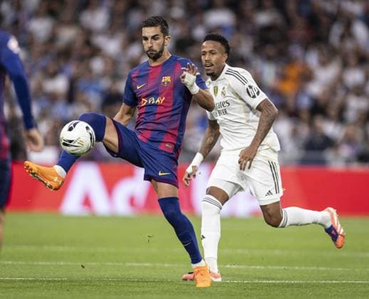 MADRID, SPAIN - OCTOBER 26: Fermin Lopez of Barcelona (L) controls the ball under pressure from Éder Militão of Real Madrid (R) during the LaLiga EA Sports match between Real Madrid and Barcelona at Estadio Santiago Bernabeu on October 26, 2025 in Madrid Spain (Photo by Ricardo Nogueira Sports Press Photo) Copyright: xRicardoxNogueirax Sportspressphoto_SPR51943