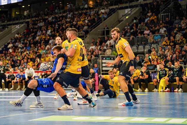 26.10.2025, xdaymx, Handball Daikin HBL, Rhein Neckar Loewen - TVB Stuttgart v.l. Gianfranco Pribetic (TVG), Jannick Kohlbacher (RNL) & Steven Jacobsen Mannheim