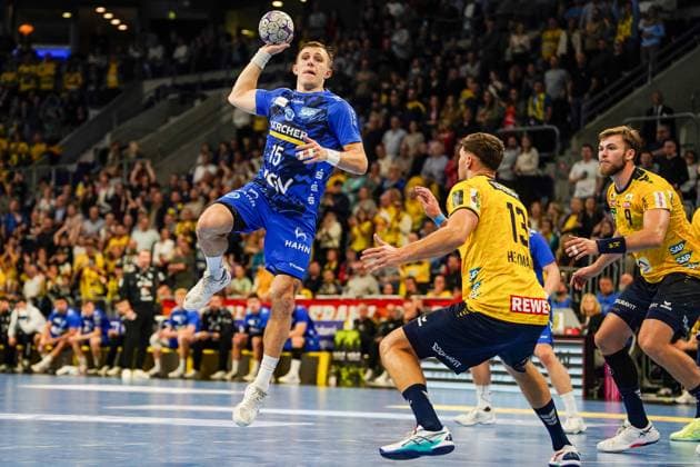 26.10.2025, xdaymx, Handball Daikin HBL, Rhein Neckar Loewen - TVB Stuttgart v.l. Simone Mengon (TVG), Sebastian Heymann (RNL), Steven Jacobsen (RNL) Mannheim