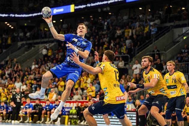 Sport Bilder des Tages 26.10.2025, xdaymx, Handball Daikin HBL, Rhein Neckar Loewen - TVB Stuttgart v.l. Simone Mengon (TVG), Sebastian Heymann (RNL), Steven Jacobsen (RNL) Mannheim *** 26 10 2025, xdaymx, Handball Daikin HBL, Rhein Neckar Loewen TVB Stuttgart v l Simone Mengon TVG , Sebastian Heymann RNL , Steven Jacobsen RNL Mannheim