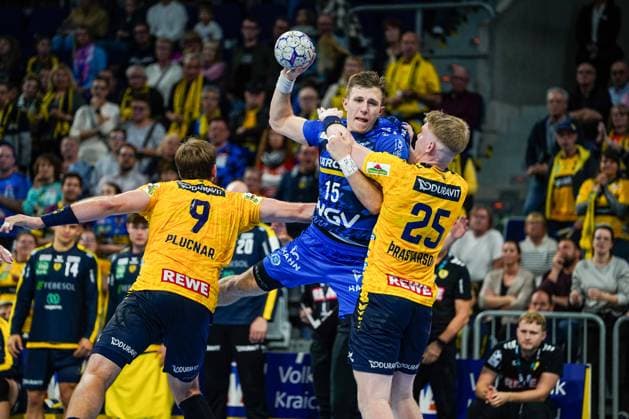 26.10.2025, xdaymx, Handball Daikin HBL, Rhein Neckar Loewen - TVB Stuttgart v.l. Steven Jacobsen (RNL), Simone Mengon (TVG) & Haukur Thrastarson (RNL) Mannheim