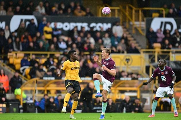 Wolverhampton Wanderers v Burnley Premier League 26 10 2025. Burnley forward Zian Flemming (19) howls in pain after a clash with Wolverhampton Wanderers forward Jhon Arias (10) during the Premier League match between Wolverhampton Wanderers and Burnley at Molineux, Wolverhampton, England on 26 October 2025. Wolverhampton Molineux West Midlands England Editorial use only DataCo restrictions apply See www.football-dataco.com , Copyright: xDennisxGoodwinx PSI-23098-0073