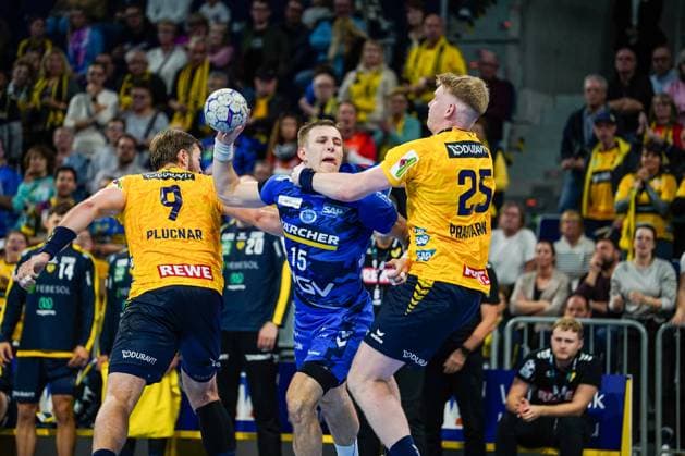 26.10.2025, xdaymx, Handball Daikin HBL, Rhein Neckar Loewen - TVB Stuttgart v.l. Steven Jacobsen (RNL), Simone Mengon (TVG) & Haukur Thrastarson (RNL) Mannheim