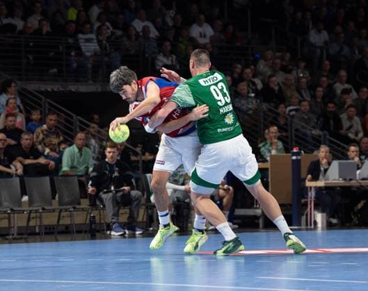 Handball, Herren, Saison 2025 2026, DAIKIN Handball-Bundesliga (10. Spieltag), Füchse Berlin - HSV Hamburg, v.l. Jacob Arenth Lassen (Hamburg), Mijajlo Marsenic (Füchse Berlin), 26.10.2025, Copyright: xSebastianxRäppold MatthiasxKochx