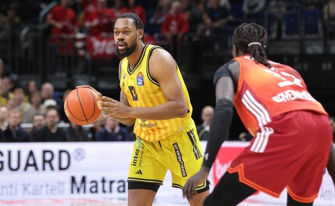 J Wan Roberts am Ball, Wenyen Gabriel Zweikampf Spielszene Aktion Basketball BBL Bundesliga Herren 5. Spieltag Saison 2025 2026 26.10.2025 ALBA Berlin vs. Bayern München