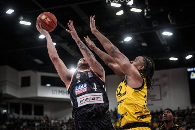 Christopher Ledlum (ratiopharm Ulm, 04) vs. Keeshawn Kellman (MHP RIESEN Ludwigsburg, 32) GER, MHP Riesen Ludwigsburg vs. ratiopharm Ulm, easycredit BBL, Basketball, Bundesliga, 5. Spieltag, Spielzeit 2025 2026, 26.10.2025 GER, MHP Riesen Ludwigsburg vs. ratiopharm Ulm, easycredit BBL, Basketball, Bundesliga, 5. Spieltag, Spielzeit 2025 2026, 26.10.2025 Ludwigsburg Copyright: xSandyxDinkelackerx EP_SDR