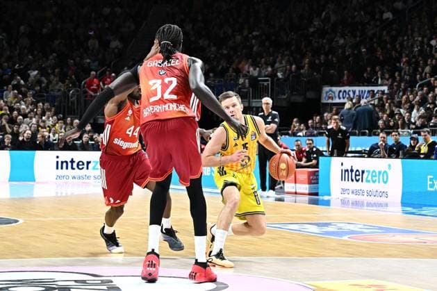 26.10.2025, xlakx, Basketball BBL Bundesliga, Alba Berlin - FC Bayern München Basketball v.l. Wenyen Gabriel (FC Bayern Basketball), Martin Hermannsson (Alba Berlin) Zweikampf, Duell, Kampf, tackle Berlin