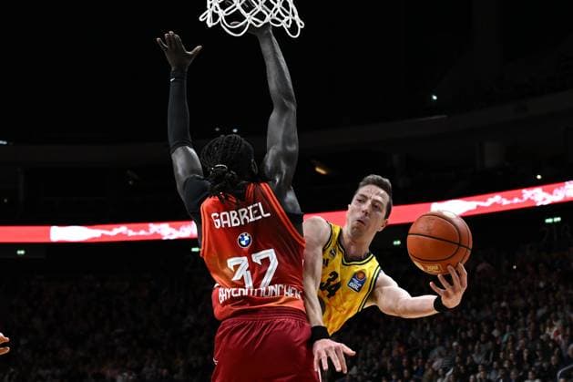 26.10.2025, xlakx, Basketball BBL Bundesliga, Alba Berlin - FC Bayern München Basketball v.l. Wenyen Gabriel (FC Bayern Basketball), Justin Bean (Alba Berlin) Zweikampf, Duell, Kampf, tackle Berlin