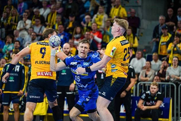 26.10.2025, xdaymx, Handball Daikin HBL, Rhein Neckar Loewen - TVB Stuttgart v.l. Steven Jacobsen (RNL), Simone Mengon (TVG) & Haukur Thrastarson (RNL) Mannheim