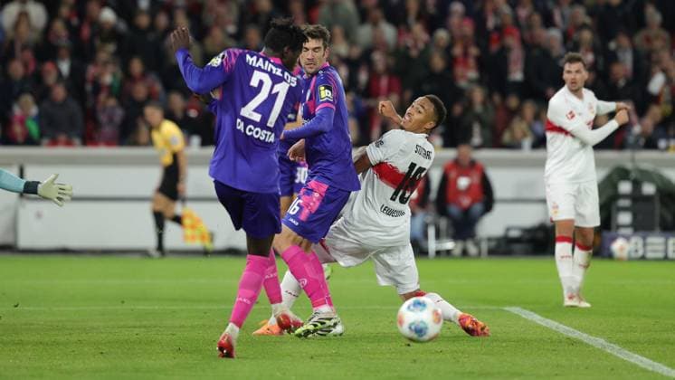 Stuttgart, Bundesliga Fußball VfB Stuttgart vs. 1. FSV Mainz 05, v.l. Danny da Costa (Mainz) Stefan Bell (Mainz) Jamie Leweling (VfB) Gemäß den Vorgaben der DFL Deutschen Fußball Liga ist es untersagt, in dem Stadion und oder vom Spiel angefertigte Fotoaufnahmen in Form von Sequenzbildern und oder videoähnlichen Fotostrecken zu verwerten bzw. verwerten zu lassen.