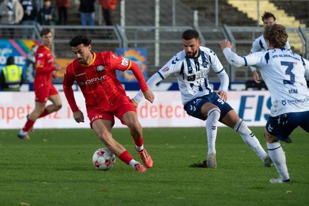 GER, Fussball, RLN, VfB Oldenburg vs Bremer SV 26.10.2025, Marschwegstadion, Oldenburg, GER, RLN, VfB Oldenburg vs Bremer SV, DFL regulations prohibit any use of photographs as image sequences and or quasi-video, im Bild Gino SCHMIDT ( Bremer SV 7 ) Drilon DEMAJ ( VfB Oldenburg 9 )
