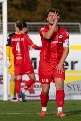 GER, Fussball, RLN, VfB Oldenburg vs Bremer SV 26.10.2025, Marschwegstadion, Oldenburg, GER, RLN, VfB Oldenburg vs Bremer SV, DFL regulations prohibit any use of photographs as image sequences and or quasi-video, im Bild Justin GRÖGER GROEGER ( Bremer SV 2 ) mit dem Ruf zum Trainer