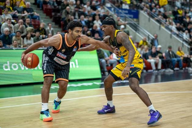 Mark Smith (ratiopharm ulm, 13), Stefan Smith (MHP RIESEN Ludwigsburg, 03), GER, MHP RIESEN Ludwigsburg vs. ratiopharm ulm, easycredit BBL, Basketball, Bundesliga, 5. Spieltag, Spielzeit 2025 2026, 26.10.2025, GER, MHP RIESEN Ludwigsburg vs. ratiopharm ulm, easycredit BBL, Basketball, Bundesliga, 5. Spieltag, Spielzeit 2025 2026, 26.10.2025 Ludwigsburg Copyright: xEibner-Pressefoto SaschaxWaltherx EP_EER