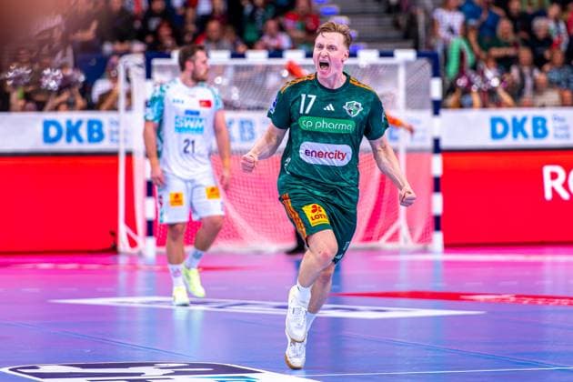 August Pedersen (TSV Hannover-Burgdorf, Nr. 17) (v.l.), TSV Hannover-Burgdorf (grün) gegen SC Magdeburg (weiß) am 10. Spieltag der Saison 2025 2026 in der DAIKIN Handball-Bundesliga (26.10.2025, ZAG Arena (Hannover, GER), Copyright: xJanxGuentherx xTSVxHannover-Burgdorfx