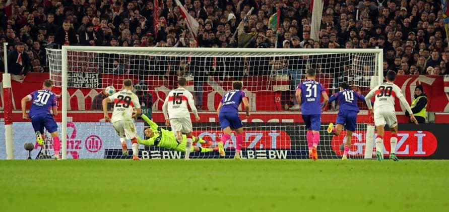 26.10.25 VfB Stuttgart - 1. FSV Mainz 05 Deutschland, Stuttgart, 26.10.2025, Fussball, Bundesliga, Saison 2025 2026, VfB Stuttgart - 1. FSV Mainz 05: v.l. Alexander Nübel (VfB Stuttgart), Nadiem Amiri (1. FSV Mainz 05); Tor Elfmeter 0:1 Amiri.