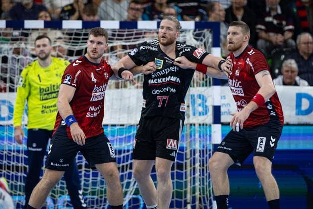 DAIKIN HBL: SG Flensburg-Handewitt vs HC Erlangen; 26.10.25 Kampf am Kreis Johannes Golla (Nr.04, SG Flensburg-Handewitt), Maciej Gebala (Nr.77, HC Erlangen), Blaz Blagotinsek (Nr.43, SG Flensburg-Handewitt) DAIKIN HBL: SG Flensburg-Handewitt vs HC Erlangen, GP JOULE Arena am 26.10.25 Copyright: xBEAUTIFULxSPORTS MarioxM.xKobergx
