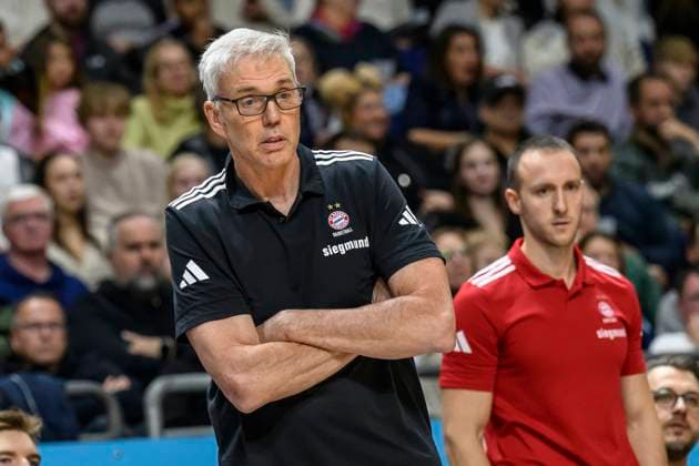 GER, Berlin, Basketball, Alba Berlin vs FC Bayern Basketball - in der Uber Arena, BBL, Spieltag 5, im Bild v.l.: Gordon Herbert (FCB, Trainer), nachdenklich, 26.10.2025 Copyright: HMBxMedia UwexKoch