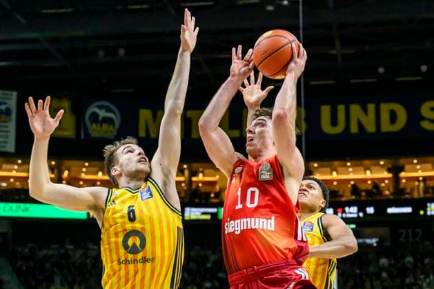 GER, Berlin, Basketball, Alba Berlin vs FC Bayern Basketball - in der Uber Arena, BBL, Spieltag 5, im Bild v.l.: Malte Delow (Alba, 06), Justinian Jessup (FCB, 10), Zweikampf, Action, Kampf, kaempft um den Ball, 26.10.2025 Copyright: HMBxMedia UwexKoch