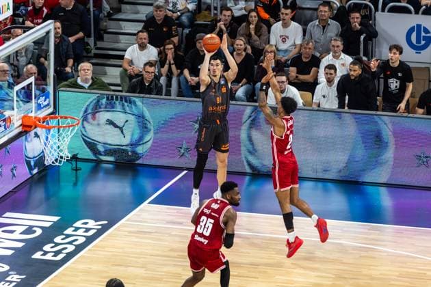 GER, easy-Credit Basketball-Bundesliga, BMA365 Bamberg Baskets - Niners Chemnitz. 26.10.2025, BROSE Arena, Bamberg, GER, easy-Credit Basketball-Bundesliga, BMA365 Bamberg Baskets - Niners Chemnitz. Yordan Minchev (Niners Chemnitz, 91) Foto Alexander Trienitz Bamberg BROSE Arena Bayern Deutschland