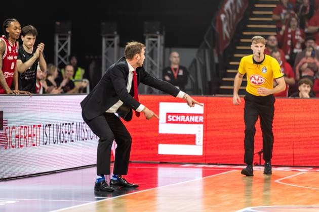 GER, easy-Credit Basketball-Bundesliga, BMA365 Bamberg Baskets - Niners Chemnitz. 26.10.2025, BROSE Arena, Bamberg, GER, easy-Credit Basketball-Bundesliga, BMA365 Bamberg Baskets - Niners Chemnitz. Anton Gavel (Head Coach), BMA365 Bamberg Baskets Foto Alexander Trienitz Bamberg BROSE Arena Bayern Deutschland