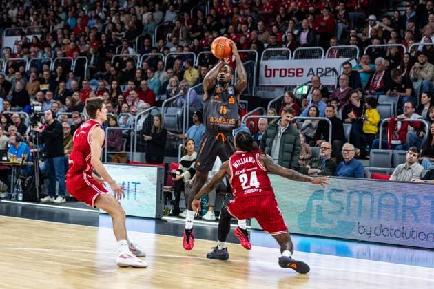 GER, easy-Credit Basketball-Bundesliga, BMA365 Bamberg Baskets - Niners Chemnitz. 26.10.2025, BROSE Arena, Bamberg, GER, easy-Credit Basketball-Bundesliga, BMA365 Bamberg Baskets - Niners Chemnitz. Ty Brewer (Niners Chemnitz, 15) Foto Alexander Trienitz Bamberg BROSE Arena Bayern Deutschland