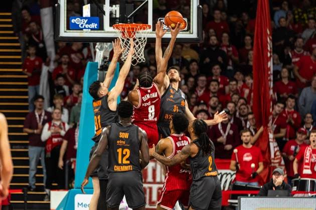 GER, easy-Credit Basketball-Bundesliga, BMA365 Bamberg Baskets - Niners Chemnitz. 26.10.2025, BROSE Arena, Bamberg, GER, easy-Credit Basketball-Bundesliga, BMA365 Bamberg Baskets - Niners Chemnitz. Robert Eugene Beran Jr. (Niners Chemnitz, 31), Demarcus Demonia (BMA365 Bamberg Baskets, 8) Foto Alexander Trienitz Bamberg BROSE Arena Bayern Deutschland