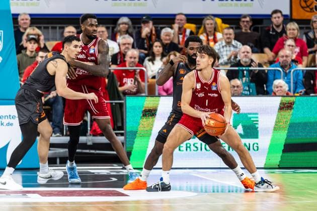 GER, easy-Credit Basketball-Bundesliga, BMA365 Bamberg Baskets - Niners Chemnitz. 26.10.2025, BROSE Arena, Bamberg, GER, easy-Credit Basketball-Bundesliga, BMA365 Bamberg Baskets - Niners Chemnitz. Zachary Ensminger (BMA365 Bamberg Baskets, 1) Foto Alexander Trienitz Bamberg BROSE Arena Bayern Deutschland