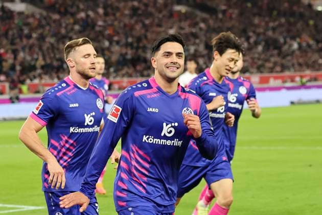 Torjubel 1.FSV Mainz beim 0:1 durch Nadiem Amiri (1.FSV Mainz, 10) mit Silvan Widmer (1.FSV Mainz, 30) , Deutschland, Fussball, 1. Bundesliga, 8.Spieltag, 2025 2026, VfB Stuttgart vs. 1.FSV Mainz 05, 26.10.2025, MHP Arena, Stuttgart, Deutschland Stuttgart MHP Arena Baden-Württemberg Deutschland Copyright: xGrantxHubbsx