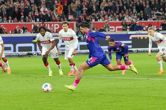 Elfmeter zum 0:1 durch Nadiem Amiri (1.FSV Mainz, 10) , Deutschland, Fussball, 1. Bundesliga, 8.Spieltag, 2025 2026, VfB Stuttgart vs. 1.FSV Mainz 05, 26.10.2025, MHP Arena, Stuttgart, Deutschland Stuttgart MHP Arena Baden-Württemberg Deutschland Copyright: xGrantxHubbsx