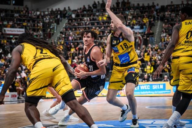 Alec Anigbata (ratiopharm Ulm, 21) vs. Jonas Wohlfarth-Bottermann (MHP RIESEN Ludwigsburg, 18) GER, MHP Riesen Ludwigsburg vs. ratiopharm Ulm, easycredit BBL, Basketball, Bundesliga, 5. Spieltag, Spielzeit 2025 2026, 26.10.2025 GER, MHP Riesen Ludwigsburg vs. ratiopharm Ulm, easycredit BBL, Basketball, Bundesliga, 5. Spieltag, Spielzeit 2025 2026, 26.10.2025 Ludwigsburg Copyright: xSandyxDinkelackerx EP_SDR
