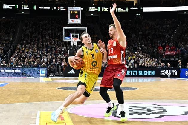 26.10.2025, xlakx, Basketball BBL Bundesliga, Alba Berlin - FC Bayern München Basketball v.l. Moses Wood (Alba Berlin), Andreas Obst (FC Bayern Basketball) Zweikampf, Duell, Kampf, tackle Berlin