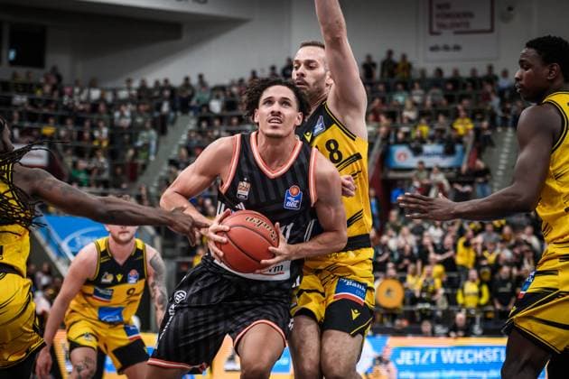 Alec Anigbata (ratiopharm Ulm, 21) vs. Jonas Wohlfarth-Bottermann (MHP RIESEN Ludwigsburg, 18) GER, MHP Riesen Ludwigsburg vs. ratiopharm Ulm, easycredit BBL, Basketball, Bundesliga, 5. Spieltag, Spielzeit 2025 2026, 26.10.2025 GER, MHP Riesen Ludwigsburg vs. ratiopharm Ulm, easycredit BBL, Basketball, Bundesliga, 5. Spieltag, Spielzeit 2025 2026, 26.10.2025 Ludwigsburg Copyright: xSandyxDinkelackerx EP_SDR