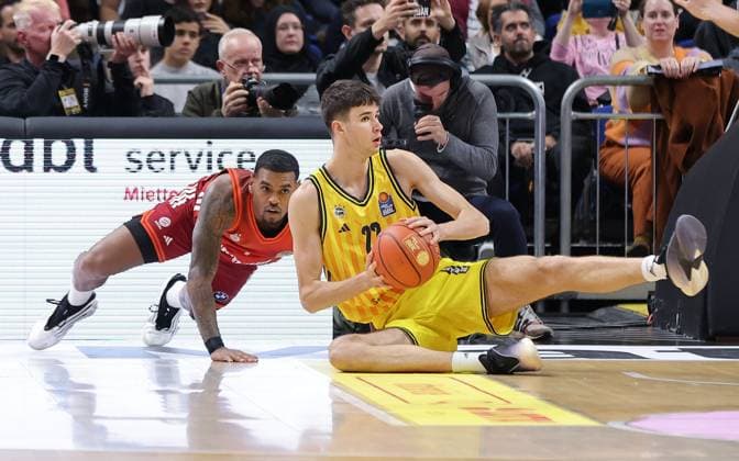 Xavier Rathan Mayes, Nevio Bennefeld am Ball Zweikampf Spielszene Aktion Basketball BBL Bundesliga Herren 5. Spieltag Saison 2025 2026 26.10.2025 ALBA Berlin vs. Bayern München