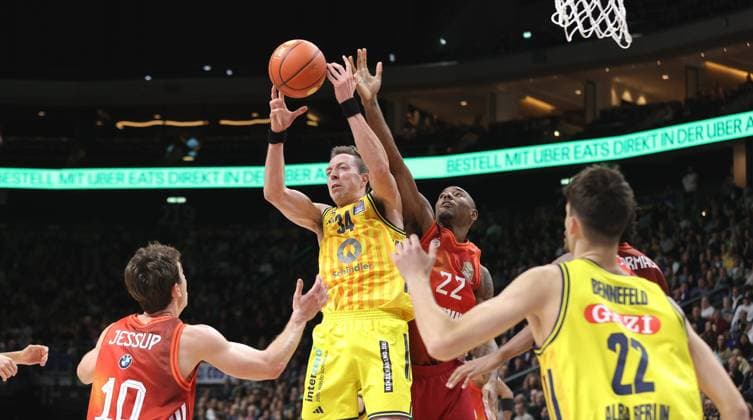 Justinian Jessup, Justin Bean am Ball, Isiaha Mike Zweikampf Spielszene Aktion Basketball BBL Bundesliga Herren 5. Spieltag Saison 2025 2026 26.10.2025 ALBA Berlin vs. Bayern München