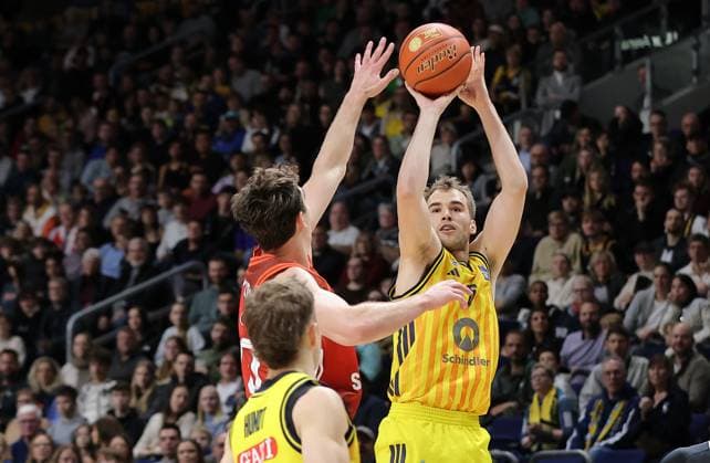Andreas Obst, Malte Delow am Ball Zweikampf Spielszene Aktion Basketball BBL Bundesliga Herren 5. Spieltag Saison 2025 2026 26.10.2025 ALBA Berlin vs. Bayern München