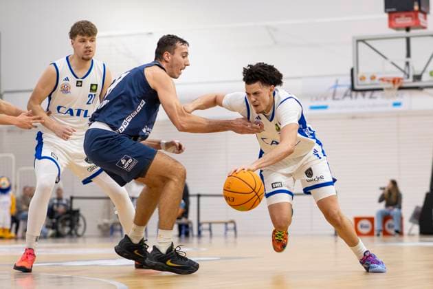 BARMER 2. Basketball Bundesliga ProB Süd: CATL Basketball Löwen vs. Dresden Titans; Erfurt; 26.10.2025 Simeon Dimitrov ( 77; Dresden Titans) gegen Michael Tyrone Mitchell Jr. ( 1; CATL Basketball Löwen) BARMER 2. Basketball Bundesliga ProB Süd: CATL Basketball Löwen vs. Dresden Titans; Riethsporthalle Erfurt; 26.10.2025 Copyright: xBEAUTIFULxSPORTS Duehringx